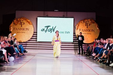 Ternopil, Ukrayna - 12 Mayıs 2017: c giyen moda yetişkin modelleri