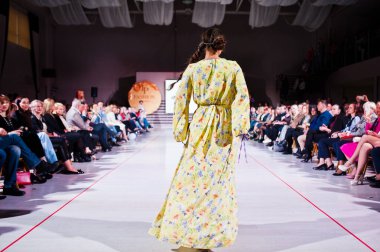 Ternopil, Ukrayna - 12 Mayıs 2017: c giyen moda yetişkin modelleri