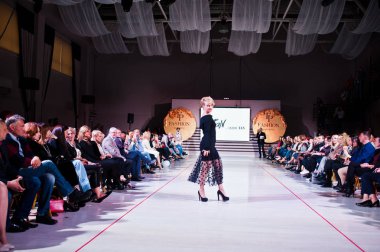 Ternopil, Ukrayna - 12 Mayıs 2017: c giyen moda yetişkin modelleri