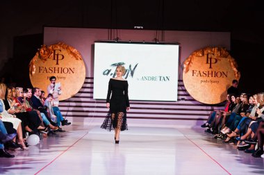 Ternopil, Ukrayna - 12 Mayıs 2017: c giyen moda yetişkin modelleri