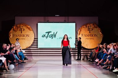 Ternopil, Ukrayna - 12 Mayıs 2017: c giyen moda yetişkin modelleri