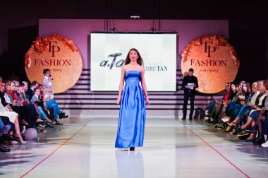 Ternopil, Ukrayna - 12 Mayıs 2017: c giyen moda yetişkin modelleri