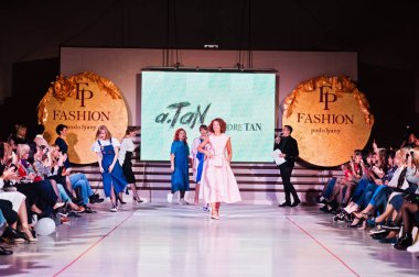 Ternopil, Ukrayna - 12 Mayıs 2017: c giyen moda yetişkin modelleri