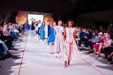 Ternopil, Ukrayna - 12 Mayıs 2017: c giyen moda yetişkin modelleri