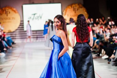 Ternopil, Ukrayna - 12 Mayıs 2017: c giyen moda yetişkin modelleri