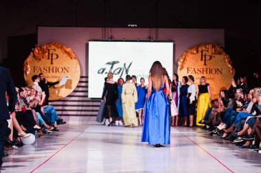 Ternopil, Ukrayna - 12 Mayıs 2017: c giyen moda yetişkin modelleri