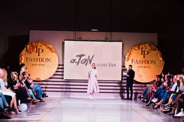 Ternopil, Ukrayna - 12 Mayıs 2017: c giyen moda yetişkin modelleri