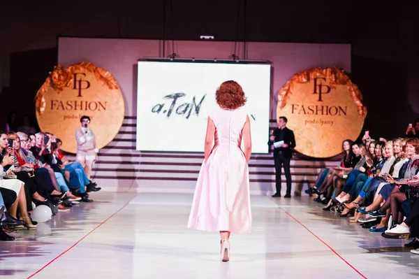 Ternopil, Ukrayna - 12 Mayıs 2017: c giyen moda yetişkin modelleri