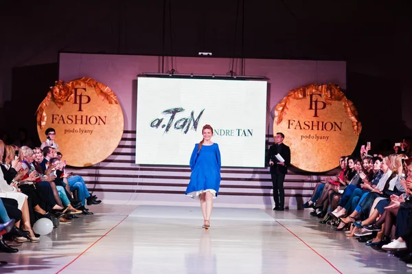 Ternopil, Ukrayna - 12 Mayıs 2017: c giyen moda yetişkin modelleri