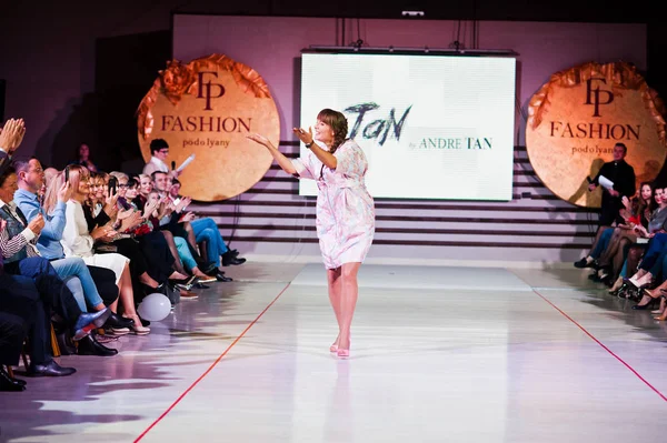 테 르노 필, 우크라이나-5 월 12 일, 2017: 패션 성인 모델 c를 입고 — 스톡 사진