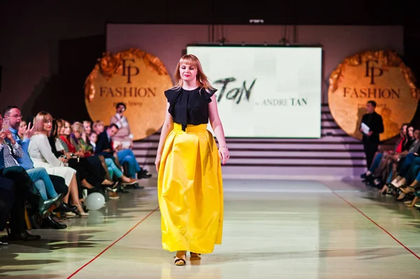Ternopil, ukraine - 12. Mai 2017: Mode erwachsene Models tragen C — Stockfoto