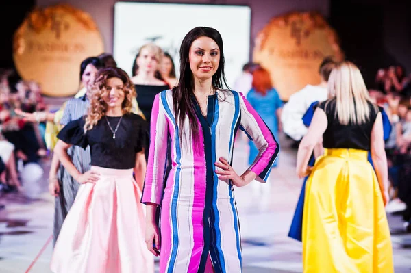 Ternopil, Ukrajina - 12. května 2017: Módní dospělé modely nosí c — Stock fotografie