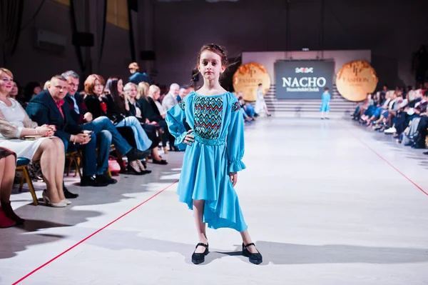 Ternopil, Ukraine - May 12, 2017: Fashion kids models wearing tr — Stock Photo, Image