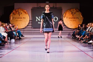 Ternopil, Ukrayna - 12 Mayıs 2017: Giyim Eşyası moda modelleri