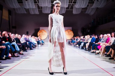 Ternopil, Ukrayna - 12 Mayıs 2017: Giyim Eşyası moda modelleri