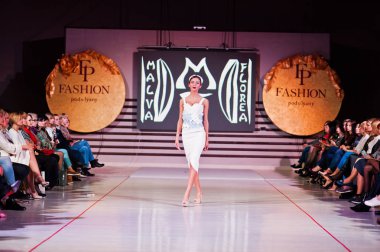 Ternopil, Ukrayna - 12 Mayıs 2017: Giyim Eşyası moda modelleri