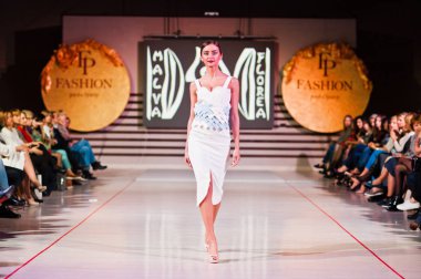 Ternopil, Ukrayna - 12 Mayıs 2017: Giyim Eşyası moda modelleri