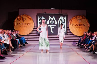 Ternopil, Ukrayna - 12 Mayıs 2017: Giyim Eşyası moda modelleri