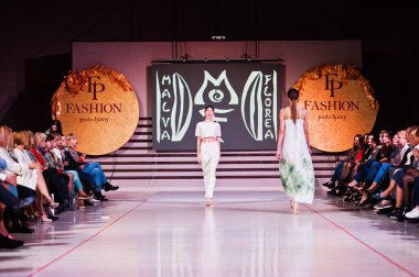 Ternopil, Ukrayna - 12 Mayıs 2017: Giyim Eşyası moda modelleri