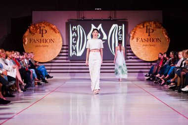 Ternopil, Ukrayna - 12 Mayıs 2017: Giyim Eşyası moda modelleri