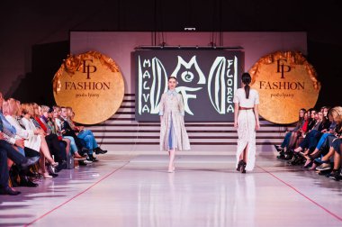 Ternopil, Ukrayna - 12 Mayıs 2017: Giyim Eşyası moda modelleri