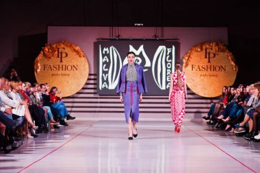 Ternopil, Ukrayna - 12 Mayıs 2017: Giyim Eşyası moda modelleri