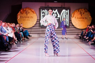 Ternopil, Ukrayna - 12 Mayıs 2017: Giyim Eşyası moda modelleri