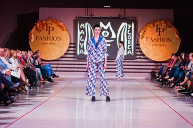 Ternopil, Ukrayna - 12 Mayıs 2017: Giyim Eşyası moda modelleri