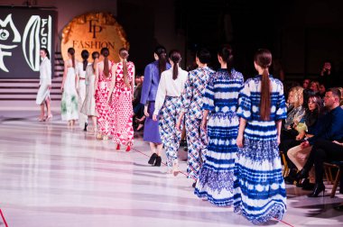 Ternopil, Ukrayna - 12 Mayıs 2017: Giyim Eşyası moda modelleri