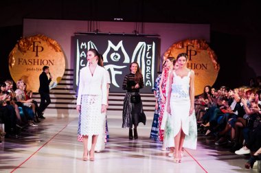 Ternopil, Ukrayna - 12 Mayıs 2017: Giyim Eşyası moda modelleri