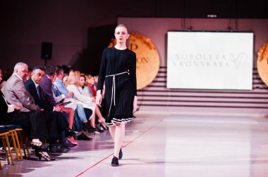 Ternopil, Ukrayna - 12 Mayıs 2017: Giyim Eşyası moda modelleri