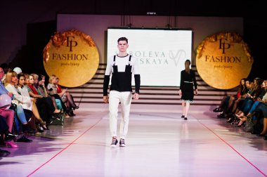 Ternopil, Ukrayna - 12 Mayıs 2017: clo giyen moda erkek modelleri