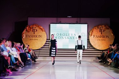 Ternopil, Ukrayna - 12 Mayıs 2017: clo giyen moda erkek modelleri
