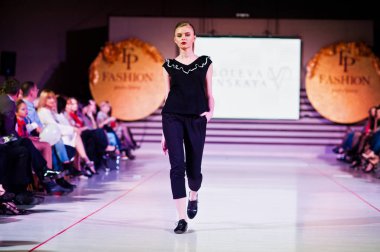 Ternopil, Ukrayna - 12 Mayıs 2017: Giyim Eşyası moda modelleri