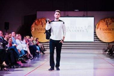 Ternopil, Ukrayna - 12 Mayıs 2017: Giyim Eşyası moda modelleri