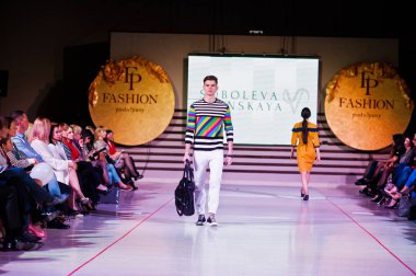 Ternopil, Ukrayna - 12 Mayıs 2017: clo giyen moda erkek modelleri