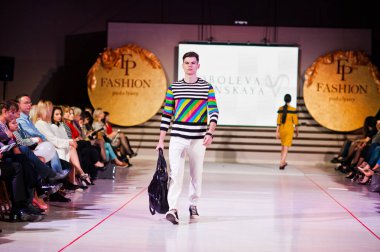 Ternopil, Ukrayna - 12 Mayıs 2017: clo giyen moda erkek modelleri