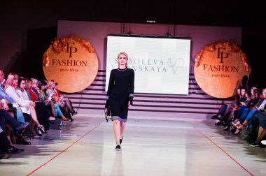 Ternopil, Ukrayna - 12 Mayıs 2017: Giyim Eşyası moda modelleri