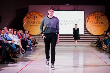 Ternopil, Ukrayna - 12 Mayıs 2017: clo giyen moda erkek modelleri