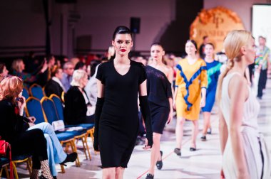 Ternopil, Ukrayna - 12 Mayıs 2017: Giyim Eşyası moda modelleri