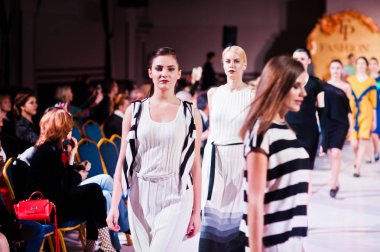 Ternopil, Ukrayna - 12 Mayıs 2017: Giyim Eşyası moda modelleri
