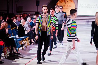 Ternopil, Ukrayna - 12 Mayıs 2017: clo giyen moda erkek modelleri