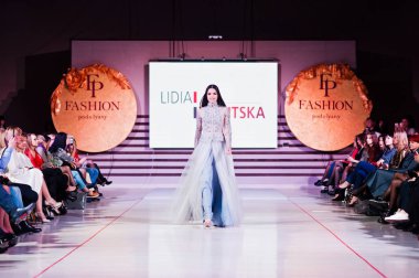 Ternopil, Ukrayna - 12 Mayıs 2017: akşam giyen moda modelleri