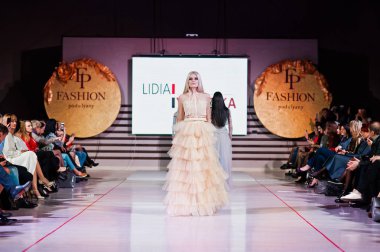 Ternopil, Ukrayna - 12 Mayıs 2017: akşam giyen moda modelleri