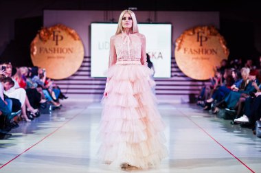 Ternopil, Ukrayna - 12 Mayıs 2017: akşam giyen moda modelleri