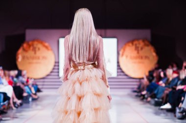 Ternopil, Ukrayna - 12 Mayıs 2017: akşam giyen moda modelleri