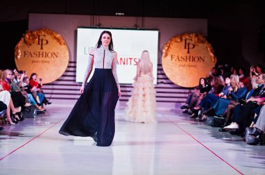 Ternopil, Ukrayna - 12 Mayıs 2017: akşam giyen moda modelleri