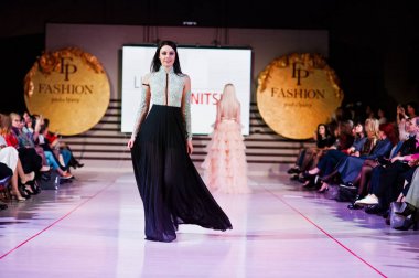 Ternopil, Ukrayna - 12 Mayıs 2017: akşam giyen moda modelleri