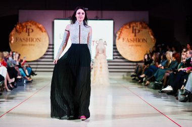 Ternopil, Ukrayna - 12 Mayıs 2017: akşam giyen moda modelleri