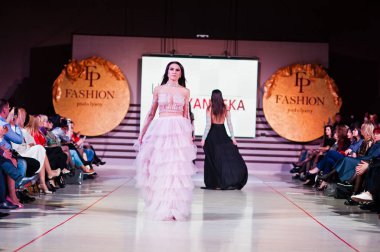 Ternopil, Ukrayna - 12 Mayıs 2017: akşam giyen moda modelleri